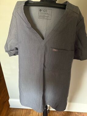 FIGS Women’s Catarina Scrub Top in Graphite